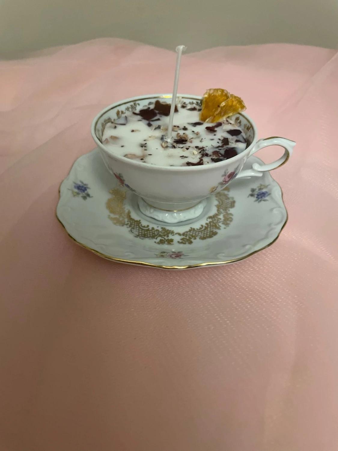 Doftljus i en vit tekopp med blommor i doft utav vanilj nr 6 - 2