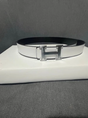 Vitt Hermm”es bälte med silver logga - Helt ny, storlek 110