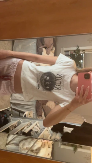 Vit t-shirt Dream Nation Garcia i strl 176 - Säljer en vit t shirt från märket Garcia i strl 176. Som ny, använd en gång. Säljer pågrund av att den är för liten.