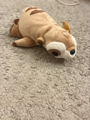 Gossedjur från hug a lumps  - Ett gossedjur från Hug a lumps som är brun/beige med svarta å vita detaljer. Väger ca 0,23kg super gullig att ge bort i present eller liknande💕💕