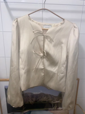 Oanvänd blus strl 36 - https://www.nobodesign.se/blusar/26730-neo-noir-blus-aska-dull-satin-sand.html?gad_source=1&gad_campaignid=21239537961&gbraid=0AAAAADxXq4koqG3hHTbdk4lCN2sOubsLe&gclid=Cj0KCQiAgvPKBhCxARIsAOlK_ErT0H-QP_OmI98g_q7RJzmTTzdZ55UUMrfTWLNttY2luWwRuZIotzsaAmogEALw_wcB
