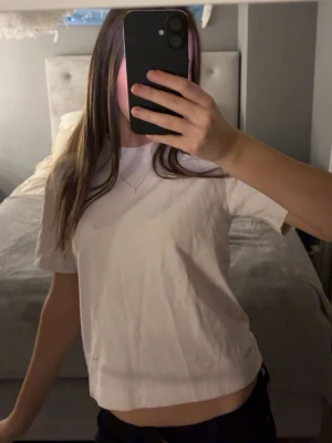 ljusrosa t-shirt - jätteskön ljusrosa t-shirt från gina tricot. Enkel att styla och passar till allt💝storlek xxs men sitter precis som xs🥰