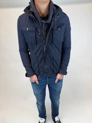 Woolrich Jacka  - Hej! Säljer nu denna väldigt snygga och eftertraktade Woolrich Fieldjacka!  Jackan är slutsåld överallt och går inte att få tag på… jackan är perfekt nu till hösten/vintern  Storlek XS Ny pris: 6000 kr Säljs för: 1499 kr 