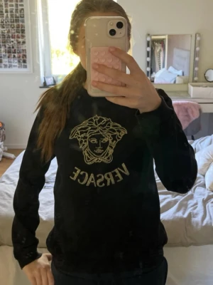 Sweatshirt - Snygg stilren sweatshirt. Knappt använd🩷