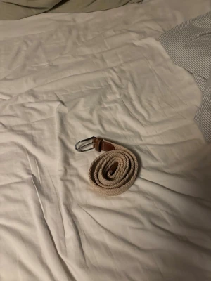 Flätat bälte beige - Snyggt flätat bälte i beige färg som passar till allt.