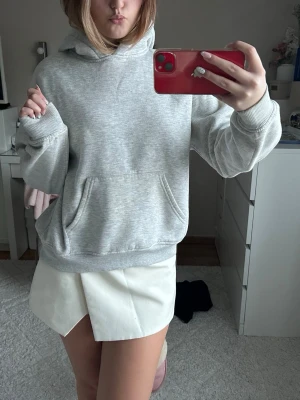 Hoodie - Super snygg och bekväm grå hoodie från gina! Tyvärr klippt av lappen men kommet ihåg att storleken är xs!💕