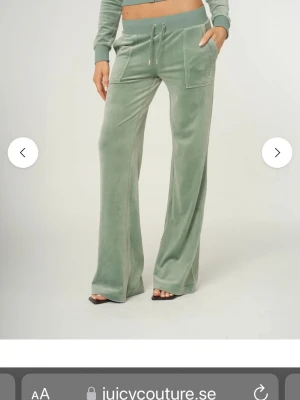 jucie byxor!! - säljer dessa skit snygga gröna jucie byxor då det tyvörr inte kommer till användning längre. hör av er vid frågor💕💕