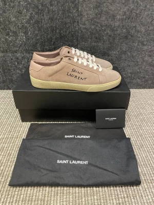 Saint Laurent skor  - Hej, säljer nu dessa svin snygga ysl skor. Skorna är i nytt skick! Begränsat antal boxar och dustbag. Hör av dig vid frågor. 41 passar 42-43