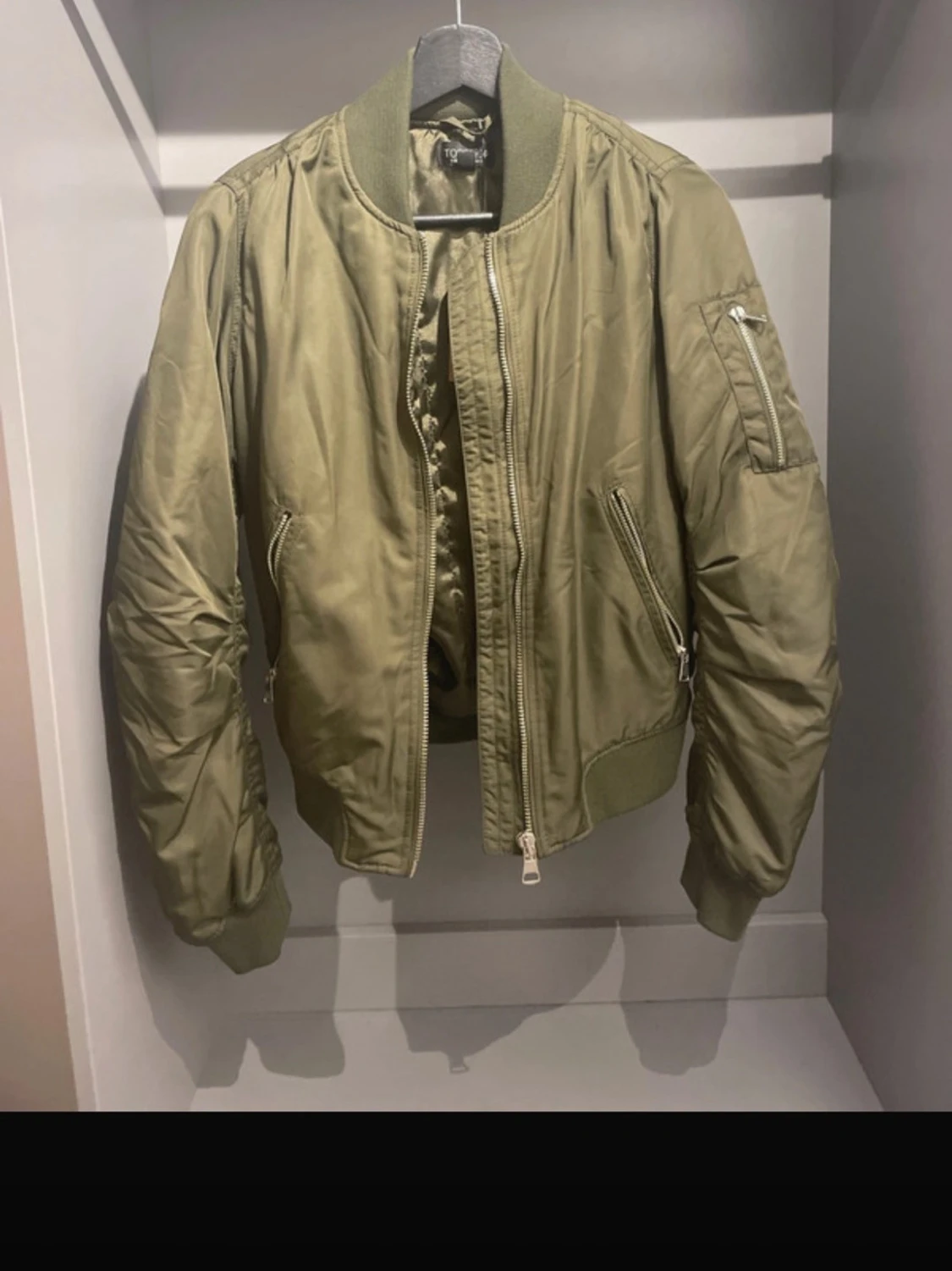 Olivgrön bomberjacka från Topshop