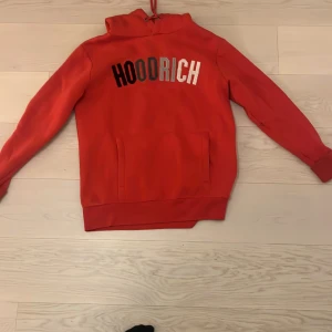 Hoodrich hoodie röd  - En röd hoodrich hoodie inga hål eller tydliga defekter ,i storlek S pris kan diskuteras❤️