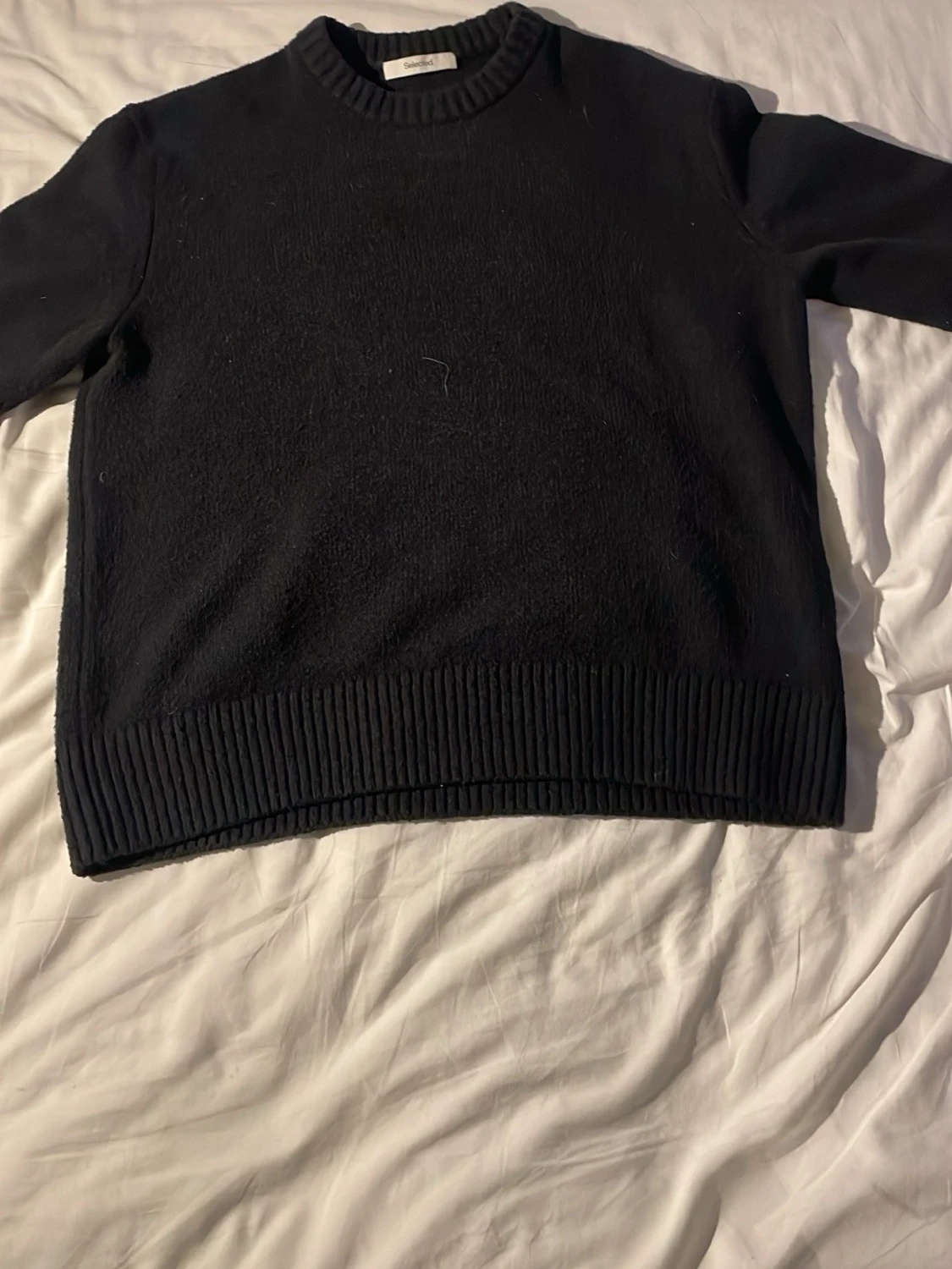 Svart stickad tröja.