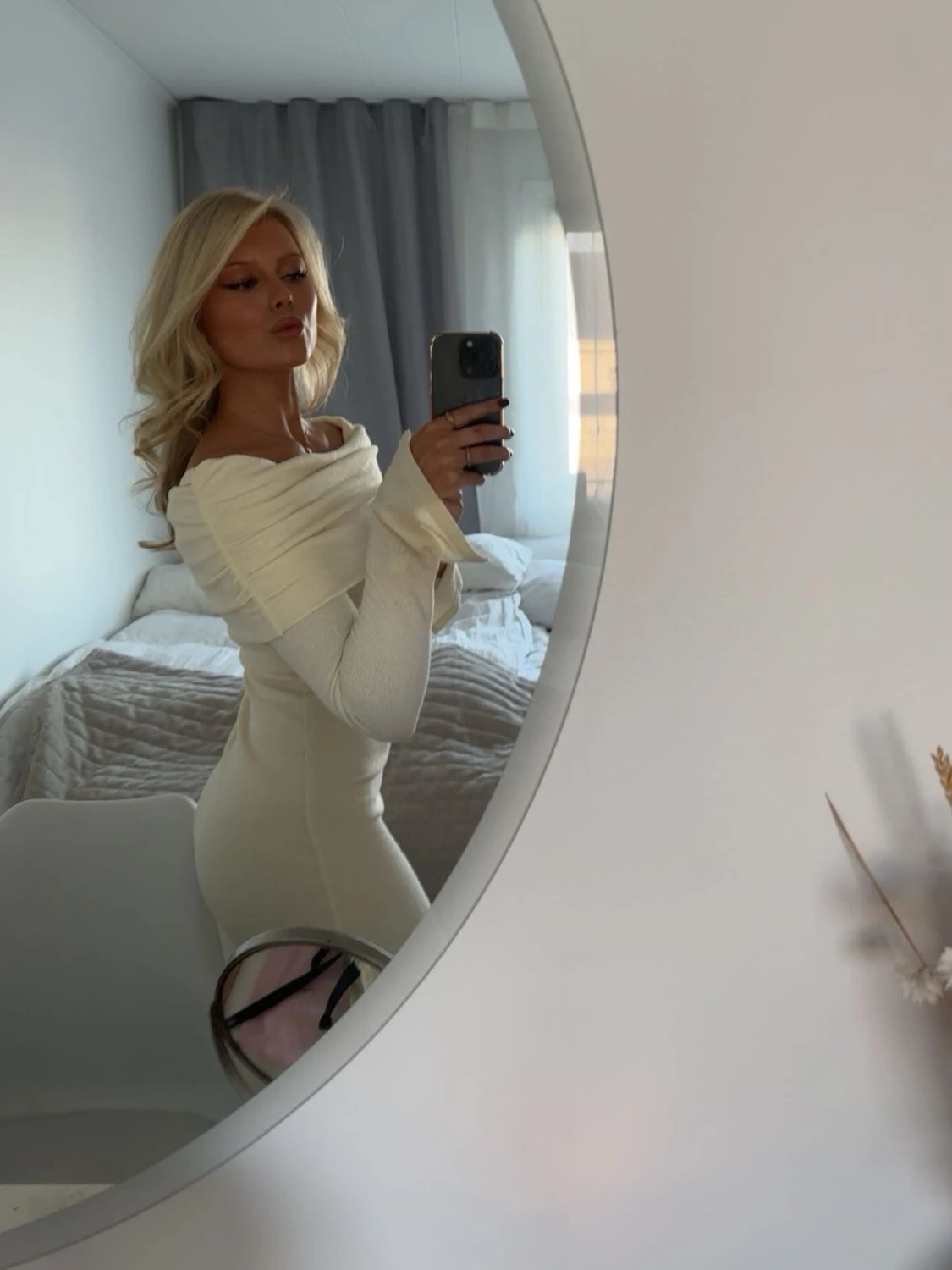 Offshoulder krämvit långklänning