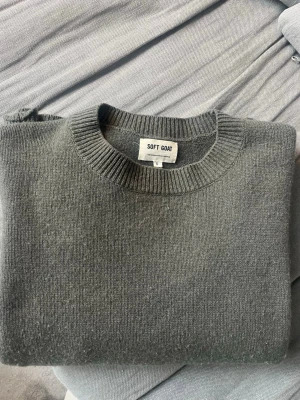 Soft Goat tröja - Säljer denna soft goat tröja i en perfekt mörkgrön färg!! Den har några få noppor men det går att få bort enkelt med en kashmirkam🤍 100% kashmir 