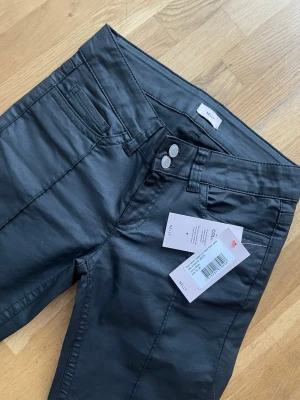 Nelly jeans - säljer dessa helt nya skin byxor från nelly i storlek 36!!! skriv vid frågor! 🩷