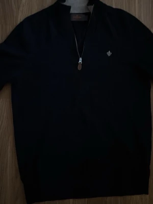 Svart merinoullströja från Morris - Säljer en svart tröja från morris som är 100% merino ull. Tröjan är väldigt bra skick och minimalt använd och köptes för 3 månader sen för 2000 kr. Pris kan diskuteras🤝