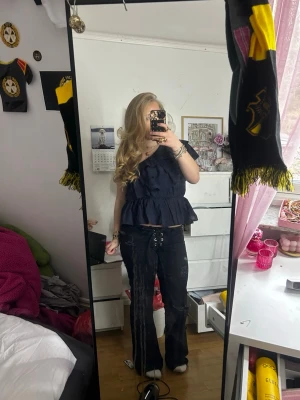 Svarta bootcut jeans med snörning Gina Tricot - Säljer ett par svarta bootcut jeans från Gina Tricot i storlek L. Byxorna har låg midja, snörning framtill och slitna detaljer vid knäna. Materialet är jeans och de har en riktigt snygg passform med lite utsvängda ben. Helt oanvända med lapp kvar!!💗