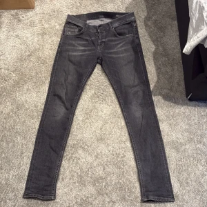Grå skinny jeans  Dondup - Gråa jeans från Dondup. Storlek 30. Modell Ritchie skinny fit. Byxorna har klassisk femficksdesign och smal passform hela vägen ner. Perfekta för dig som gillar en tajtare stil och vill ha ett par stilrena jeans i garderoben.  Priset är 450 men kan diskuteras!!