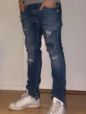 Calvin Klein Jeans  - Vi säljer nu dessa supersnygga jeans från ck i ett bra skick med få tecken på använding. Hålen är design men vissa har insydda lappar under. Tveka inte på att höra av dig vid övriga frågor👊🏼