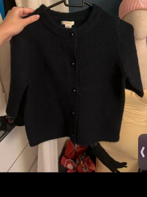 Marinblå kofta från Gina Tricot - Mysig marinblå kofta från Gina Tricot i storlek 158/164. Koftan är stickad med rund halsringning och har marinblåa knappar framtill. Perfekt till höst och vinter när du vill ha något enkelt men ändå stilrent. Skulle säga att det är en xs 💕