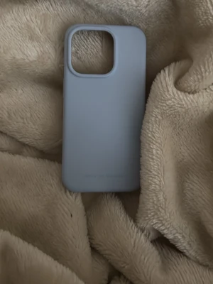 Mobilskal  - Ett jättefint blått mobilskal, skalet kommer inte till användning hos mig längre, mobilskalet passar till en iPhone 15 PRO 