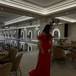 Röd långklänning  - Säljer röd långklänning som jag bara har använt en gång. Perfekt för bal eller fest. 