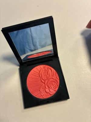 Pat McGrath Labs Divine Blush Electric Bloom - Superfin rouge från Pat McGrath Labs Divine Blush i färgen Electric Bloom. Full size. Nästan helt ny, använd 2 ggr ca. 