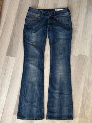 Tommy Hilfiger Bootcut Jeans Y2K - Riktigt snygga vintage jeans från Hilfiger Denim med snygg tvätt och klassisk bootcut-passform. Ger äkta Y2K/90s vibes med LÅG midja och tidlös siluett.  Svåra att hitta i så här fint skick! Storlek är W30L34 men skulle säga att de passar en S-M ungefär🥰💗