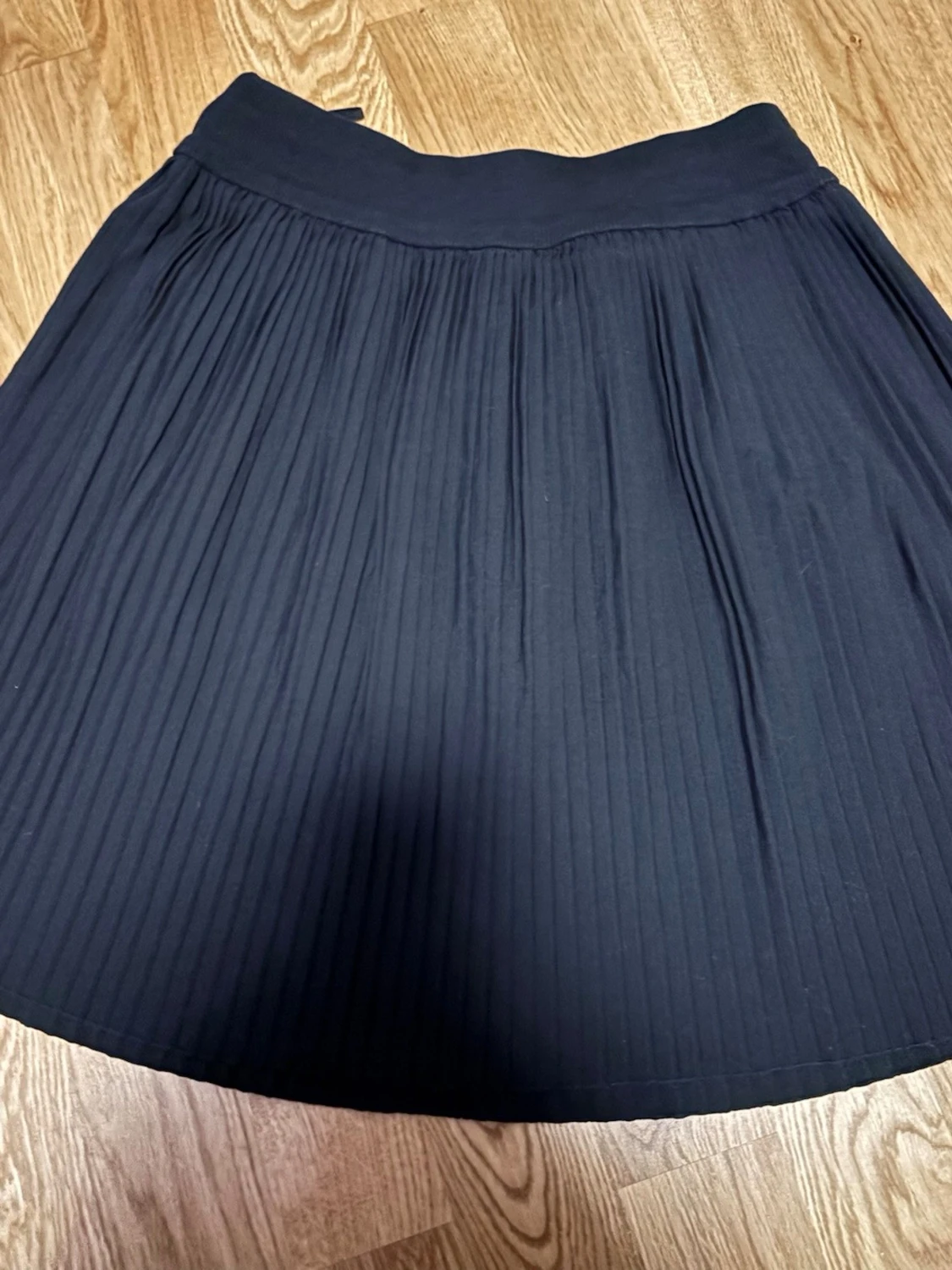 Svart plisserad kortkjol - 1