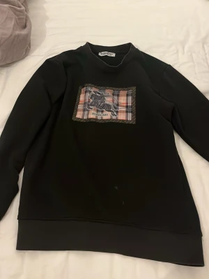 Svart tröja  - Fin svart tröja från burberry bra för att hålla sig varm och väldigt stilig 