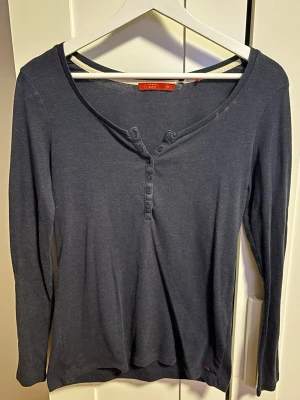 Mörkblå långärmad topp från EDC - Mörkblå långärmad topp från EDC med rundad halsringning och knappdetaljer framtill.