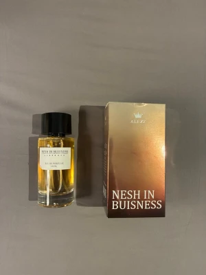Nesh In Business parfym 100ml - Modern Eau de Parfum från Alezz med namnet Nesh In Business. Flaskan rymmer 100 ml och har bara testats en gång, säljer då den inte passar mig.