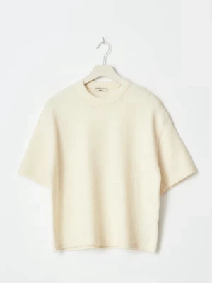 Stickad kortärmad tröja - Säljer en kortärmad stickad tröja från Gina, använd enstaka gånger så i jättefin skick💕