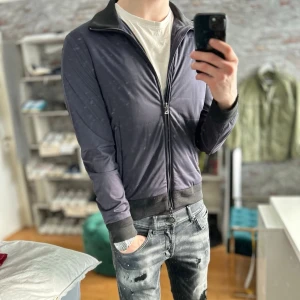  Oscar Jacobson cardigan - Mycket bra skick, inga defekter! Storlek S sitter som S och passar dig som är mellan 170-180cm ungefär. Nypris ca 3000kr. Modellen är 185 cm, 75kg. Passar bra nu till våren! Skriv för mer information!🤝 
