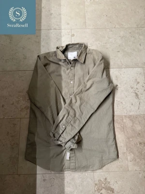 Olivgrön Skjorta - Säljer en olivgrön skjorta. Använd 1 gång. Perfekt för sommaren☀️🏝️                                           •Storlek: S                                                                         •Färg: Olivgrön🫒                                              •Märke: Lager 157                                                                •Skick: 9/10                                                               Skriv privat om du undrar något✅