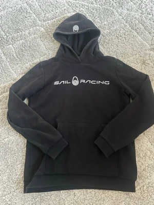 Sail racing hoodie - Svart sail racing hoodie. Egentligen barnstorlek men är ganska stor så passar S.