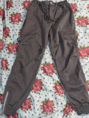 Grå Cargo byxor Pojke  - Grå oanvända cargo byxor. Passar för barn mellan 140-155 cm ungefär. Nytt skick utan prislapp kvar på byxorna och ingen orginal förpackning kvar 