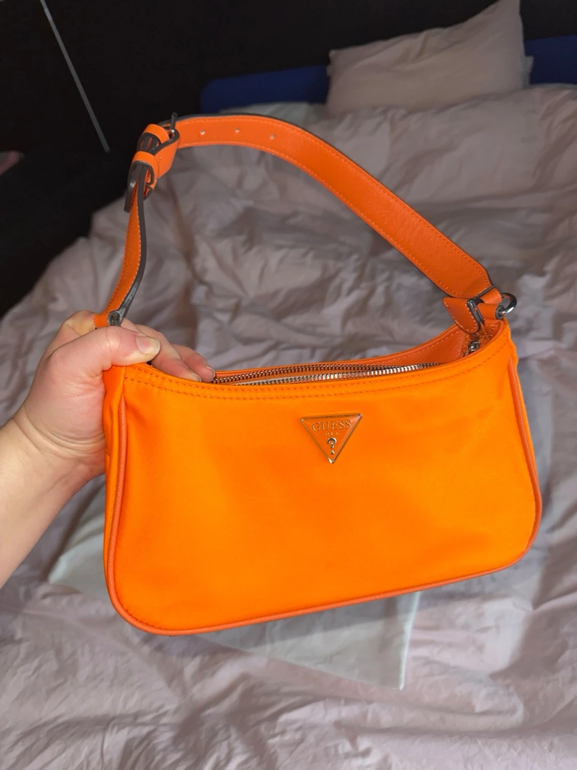 Orange axelväska från Guess - 1