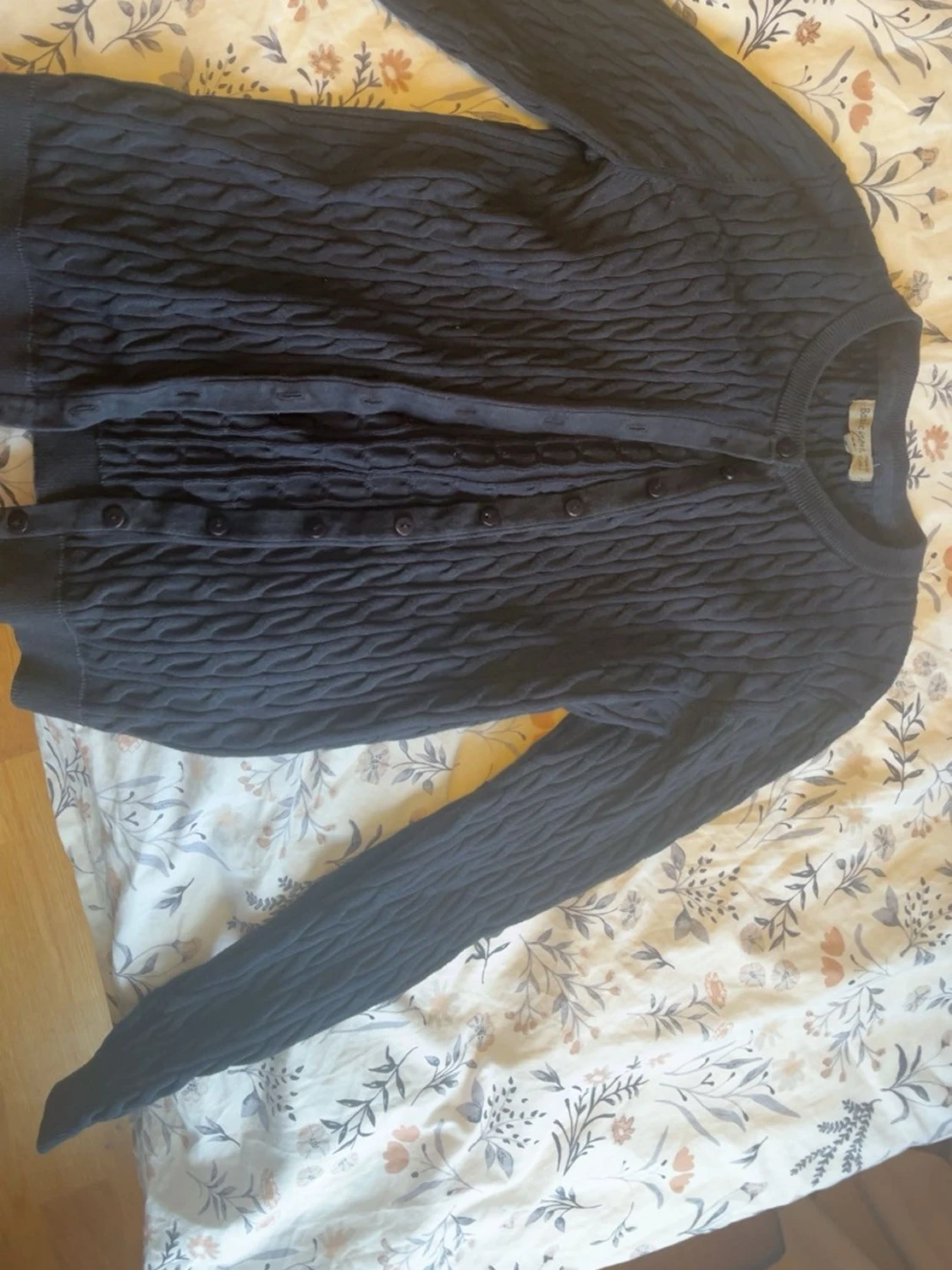 Mörkblå kabelstickad kofta med knappar