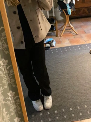 svarta kostymbyxor  - svarta kostymbyxor från lager 157 som inte sälj längre, strl 160 och mid/låg midjade. sitter tajt vid låren och blir vida ner till vaderna 