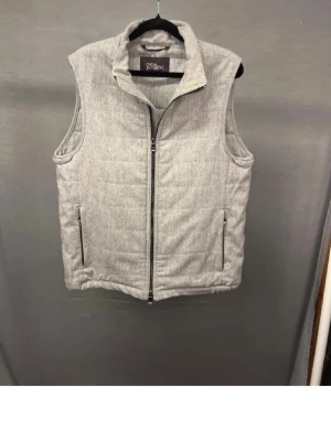 Oscar Jacobsson väst - Supersnygg oscar jacobsson väst! Size S. Inga defekter! Riktigt fint skick. Modellen är 180. Den har slutat tillverkas så extra eftertraktad! Hör av dig vid frågor! 🤩