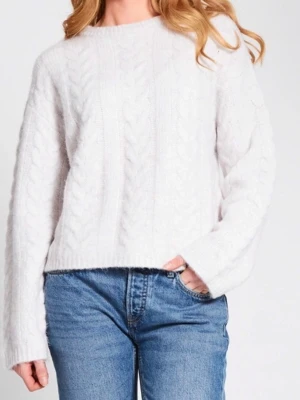 Vit stickad kabeltröja - Använd men har fortfarande mycket kvar att ge!!🌟