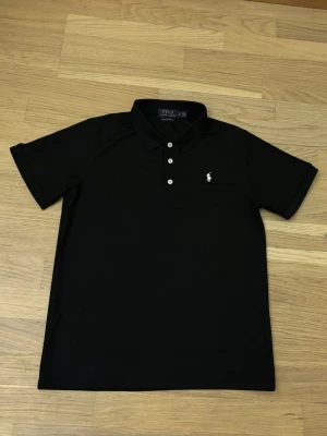 Polo Ralph Lauren pikétröja - Säljer min oanvända pikétröja av märket Polo Ralph Lauren i storlek S. Pris kan diskuteras