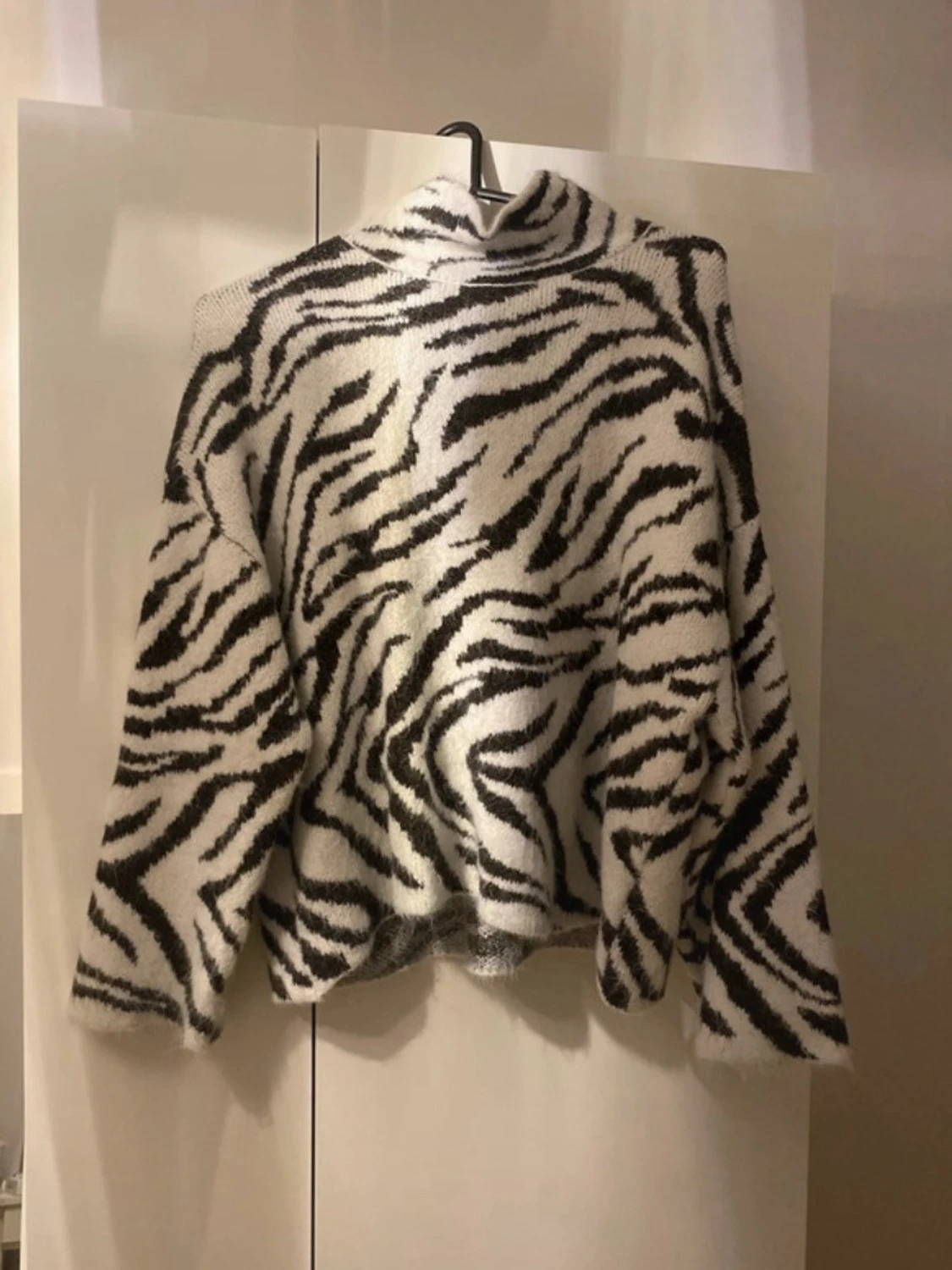 Zebramönstrad stickad polotröja HM 