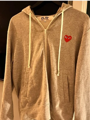 Comme des garcons hoodie  - Hoodien från comme des garçons är köpt i deras officiella affär och till köpet eller eventuellt byte kommer det påse och kvitto. Den är köpt för 2800kr men säljer till bättre pris. Som sagt tar jag även byten i samma kostnad som hoodien säljs för, den är i M men passar både S och lite kort på L. Hör av er vid fler frågor, priset är ej hugget i sten vid snabb affär
