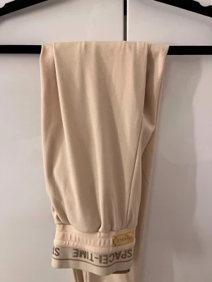 Byxor ,beiga  - Beiga byxor med tryck 