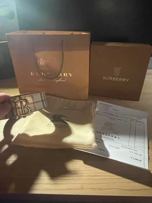 Burberry bälte - Stilrent burberry bälte i rätt så gott skick. Allt og medföljer. Det är en liten skada på vid ett hål men de är inget som känns. Kan båda användas i svart och beige. Säljer de för endast 399kr. Svarar på alla frågor. MVH Elis🖤