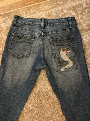 Lågmidjade  vintage jeans  - Super cute low waistes jeans with details. New zone  📏 waist:42cm  length: 102cm innerleg:83cm 🚚1-2 days before shipping 
