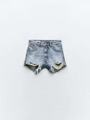 Blåa high waist jeansshorts - Nypris 329kr Helt nya med prislapp kvar! Från Zara Säljer ett par blåa denimshorts med hög midja och råa, slitna kanter. Klassisk femficksmodell med dragkedja och knapp framtill. Perfekta för sommardagar och ger en avslappnad vibe.
