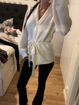 Vit kofta  - Säljer vit en mysig varm kofta med knyta i stolek xs