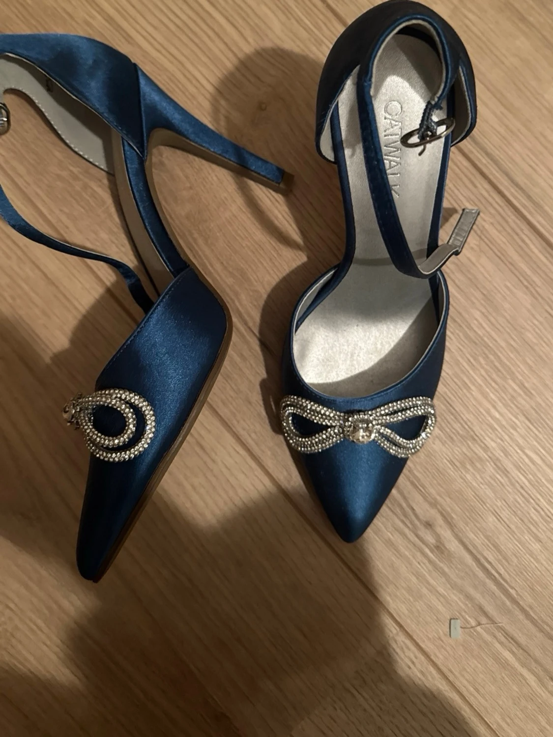 Blå pumps med strassrosett - 1
